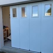 Porte de garage latérale avec hublot